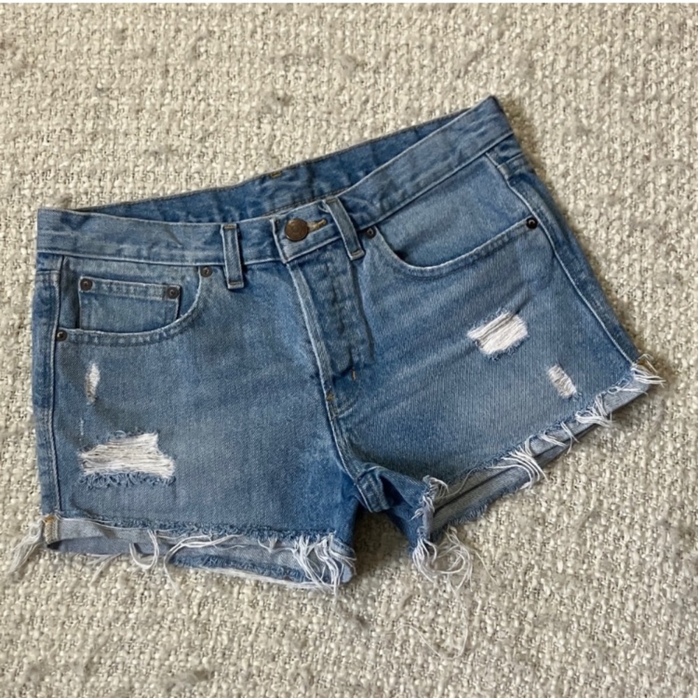 💘BDG WOMENS SIZE 26 HIGH WAISTED DISTRESSED DENIM SHORT